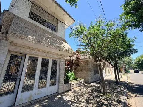 Casa en venta de cuatro dormitorios en Arroyito con patio, cochera y pileta