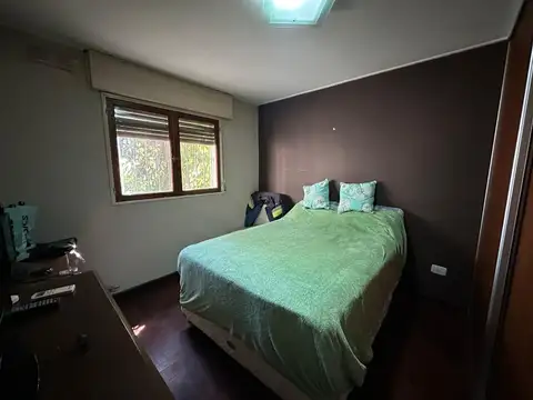 Casa en Barrio Banco Provincia con 3 dormitorios y jardín