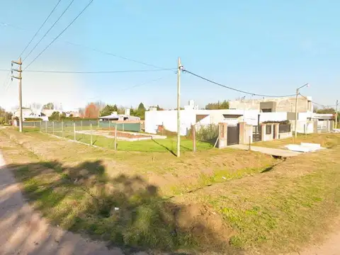 Terreno con mejoras y cercado en una zona increíble de Roldan