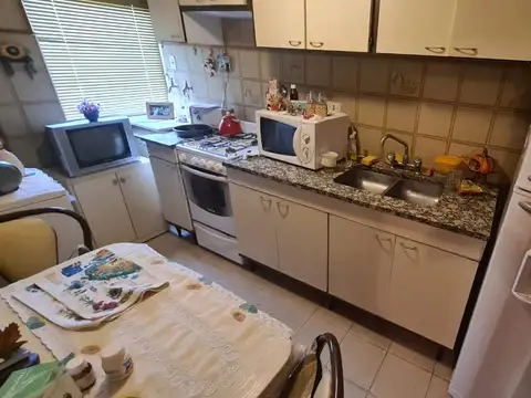 EN VENTA; CIUDAD JARDIN HERMOSO DEPTO. DE 4 AMBIENTES 2 BAÑOS AMUEBLADO; 2DO PISO FTE. - FICHA 8767