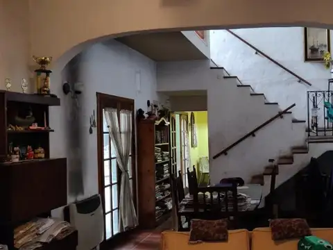 casa en dos plantas moron centro lote