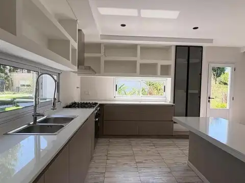 Casa en Venta Haras Santa Maria-Desarrollada en 1 planta-4 Dormitorios-Seguridad-Colegio-Deportes