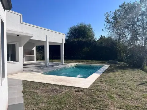 Casa en Venta Haras Santa Maria-Desarrollada en 1 planta-Seguridad-Colegio-Deportes