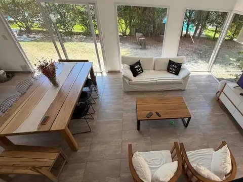 Casa 4 ambientes con 2 baños