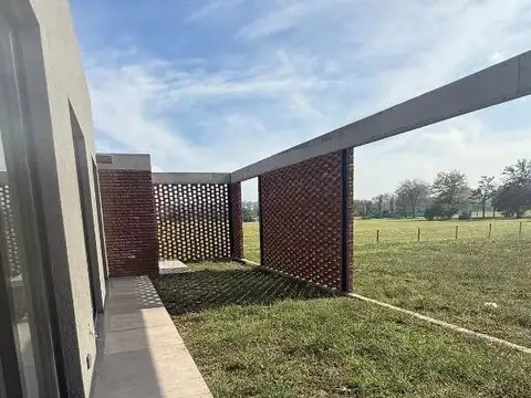 Casa 5 ambientes con 4 baños