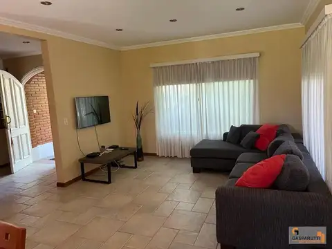 Casa 5 ambientes con 2 baños