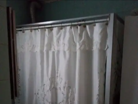 Casa, 2 plantas, 8,66 m2 de frente x 38,22 m2 de fondo. Jardín y cochera cerrada. A refaccionar.