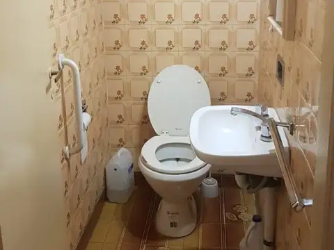 Clasica casa en dos plantas 4 dormitorios garage para varios autos 2.75 x 11.25