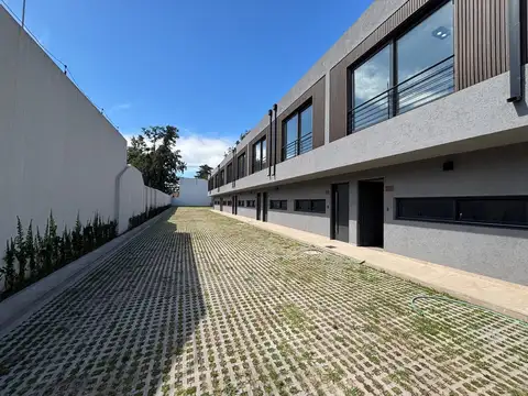 Unidades en duplex a estrenar 4 ambientes, 3 suite, cochera, jardín. Piscina. SUM.