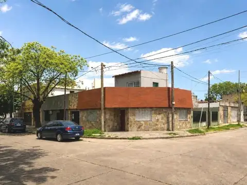 VENTA CASA UN DORMITORIO CON TERRAZA Y QUINCHO BARRIO AZCUENAGA