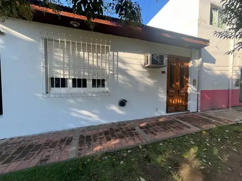 CASA 3 AMBIENTES EN ALQUILER EN LOS HORNOS COCHERA