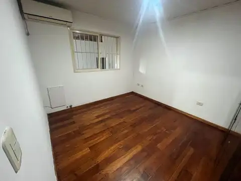 CASA 3 AMBIENTES EN ALQUILER EN LOS HORNOS COCHERA