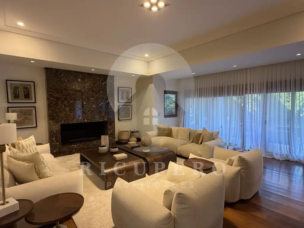 Casa - 700  m² Cubierta | 6 dormitorios | 10 años | 7 baños | 8 ambientes | 2 cocheras