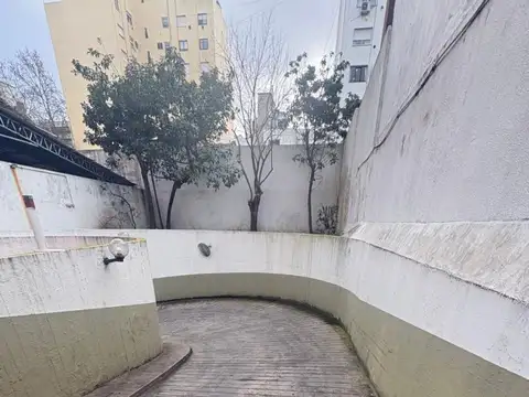 Cochera en venta para un vehículo con acceso por rampa - Plaza Mitre