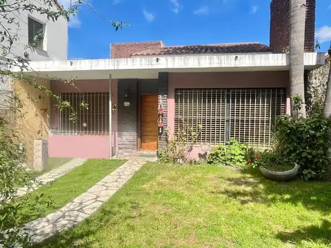 Chalet a 250  mts de estacion Castelar Sur