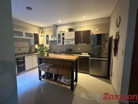 Venta Casa 2 plantas. 3 dormitorios (2 en suite) Quincho y terraza. Munro Este. Vte. López