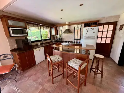Casa 5 ambientes con 4 baños