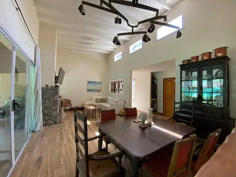 Casa en Alquiler Temporal con 2 cocheras