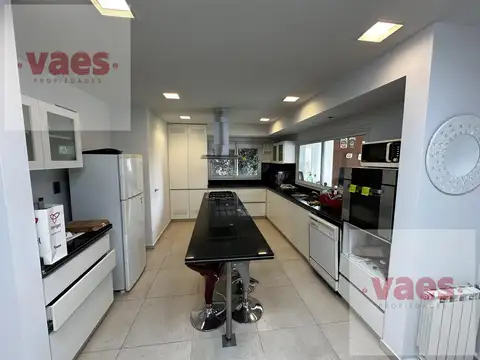 Casa 5 ambientes con 3 baños