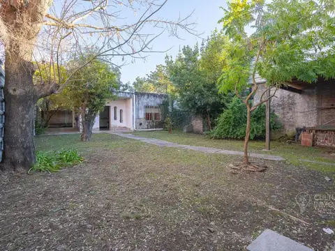 Venta Lote con Dep. 2 amb. y Casa 3 amb. a reciclar - en Villa Udaondo / Leloir Ideal Inversión.
