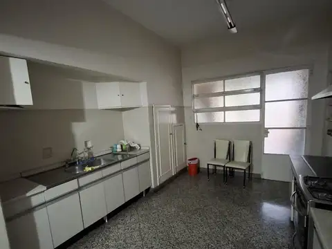 Casa 10 ambientes con 4 baños