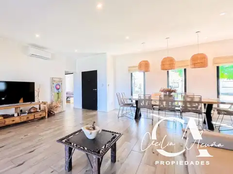 Casa en Venta con 2 cocheras