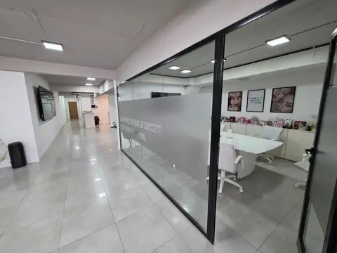 Oficina en Alquiler con 3 cocheras