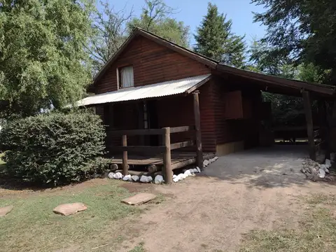 Cabaña de troncos a restaurar a 200 metros del río, los reartes.