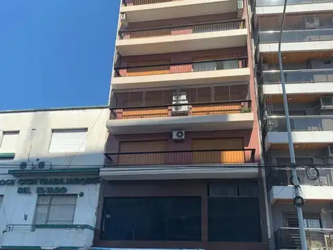 EXCELENTE SEMIPISO 4 AMBIENTES CON DEPCIAS. SOBRE AV. MITRE