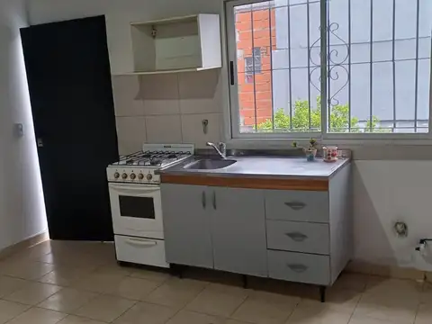 PH en alquiler de 2 ambientes con patio. Comedor - Cocina - Dormitorio. Posesión inmediata