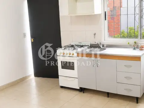 PH en alquiler de 2 ambientes con patio. Comedor - Cocina - Dormitorio. Posesión inmediata