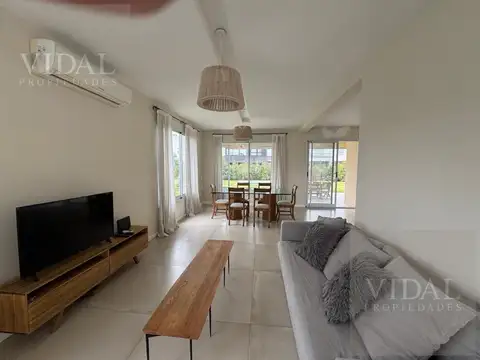Casa en Alquiler con 4 cocheras