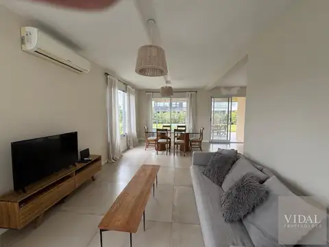Casa en Alquiler con 4 cocheras