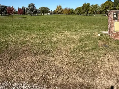 Terreno en barrio "Mirabosques"