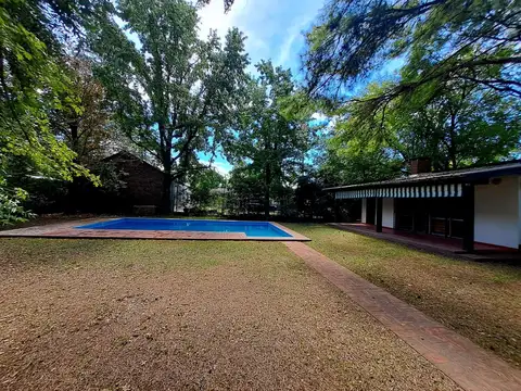 Inmueble Comercial con gran frente sobre calle Hernández.