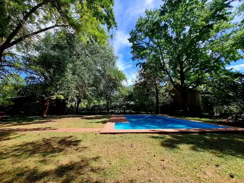 Inmueble Comercial con gran frente sobre calle Hernández.