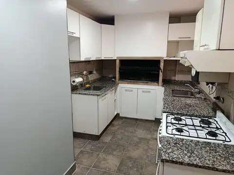 Hermoso semipiso con patio, balcon y parrilla propia. En excelente zona de Flores