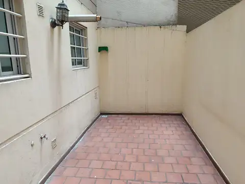 Hermoso semipiso con patio, balcon y parrilla propia. En excelente zona de Flores
