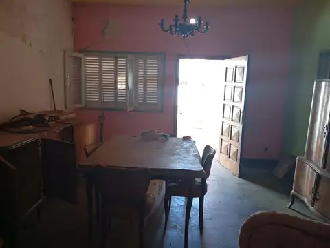 Casa de 4 ambientes a reciclar c/garaje, patio y terraza