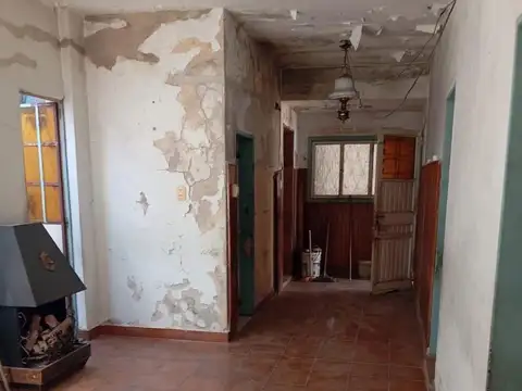 Casa de 4 ambientes a reciclar c/garaje, patio y terraza
