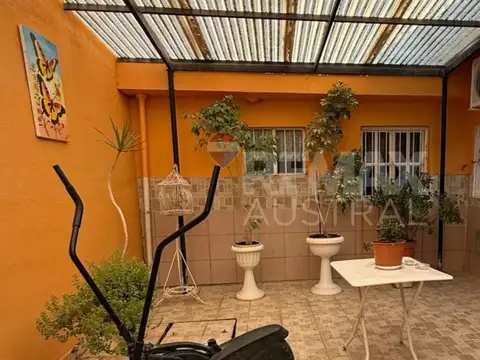 Casa 8 ambientes con 2 baños