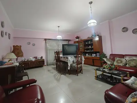 Local en Venta en Luis Guillon, USD 800.000