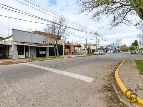 Casa en Venta con 2 locales comerciales en Av. Arana 419 e/ 7 y 8 - Villa Elisa
