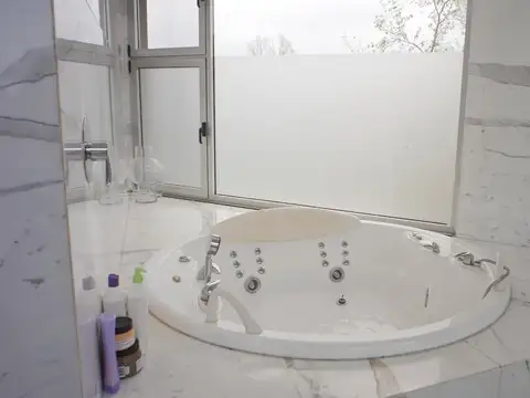 Casa 8 ambientes con 5 baños