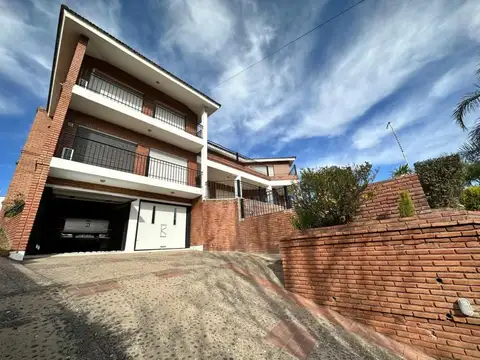 Casa en venta - 4 Dormitorios 4 Baños -Villa Carlos Paz