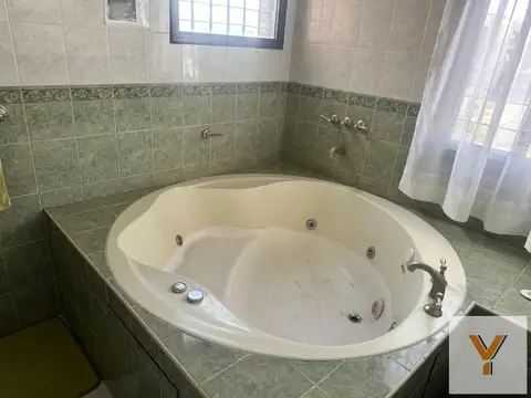 Casa en venta - 4 Dormitorios 4 Baños -Villa Carlos Paz