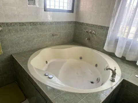 Casa en venta - 4 Dormitorios 4 Baños -Villa Carlos Paz