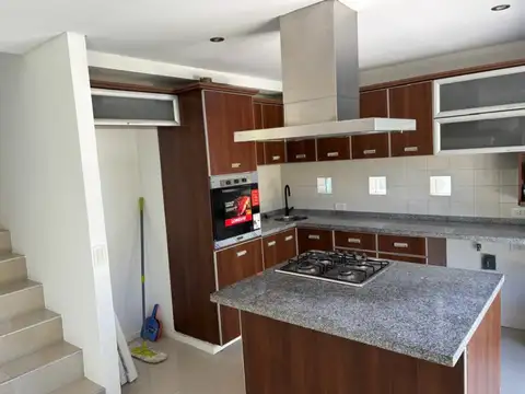 Casa 4 ambientes con 3 baños