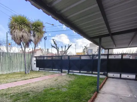 Casa en Alquiler con 2 cocheras
