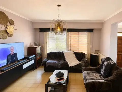 Casa 5 ambientes con 4 baños